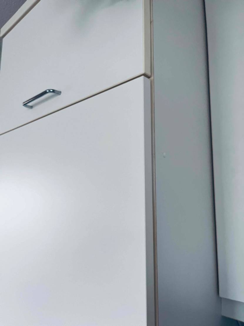 Im Test: Ein Einbaukühlschrank von der Seite in einer Küche.