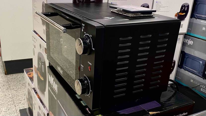 Im Test: Ein Minibackofen von der Seite auf einem Karton.