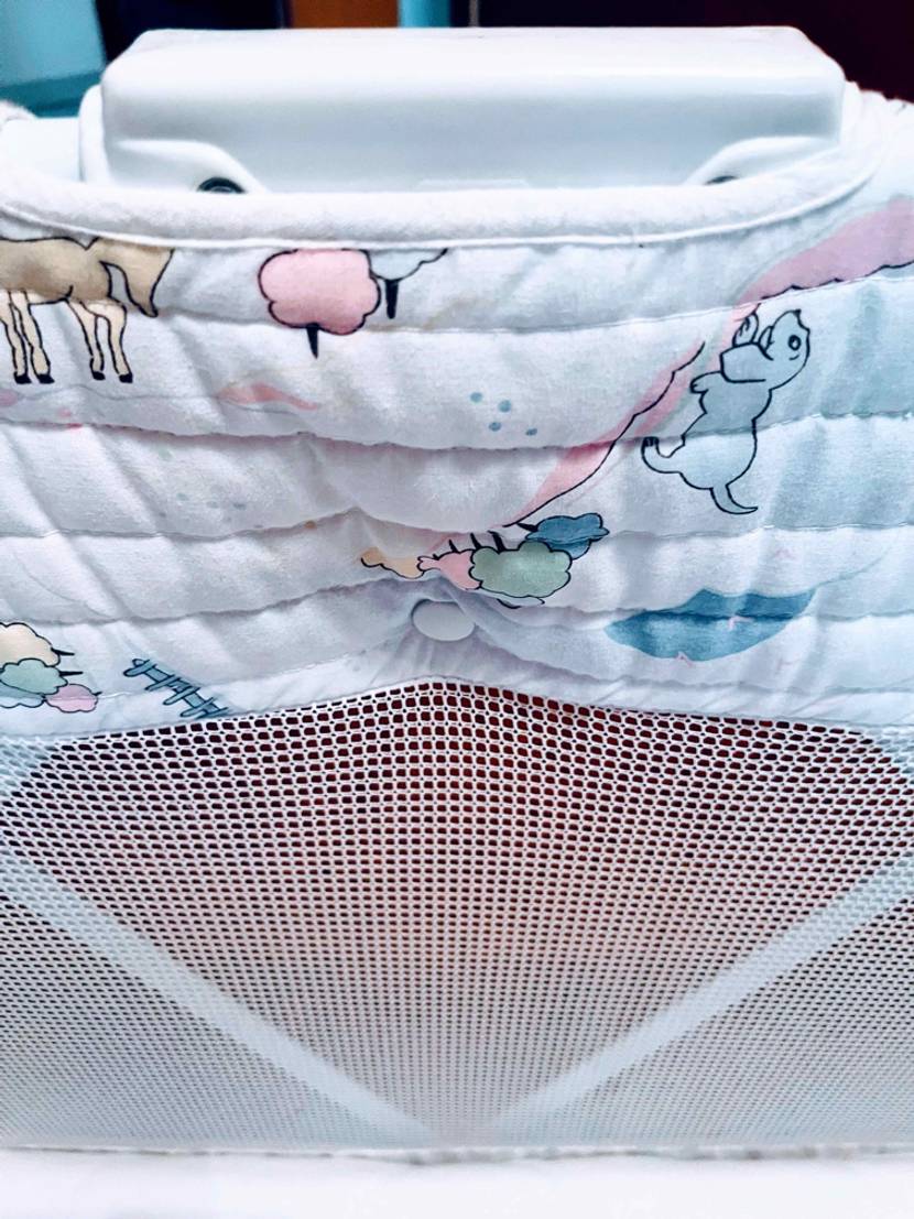 Im Test: Nahaufnahme Innenstoff eines Baby-Reisebettes.