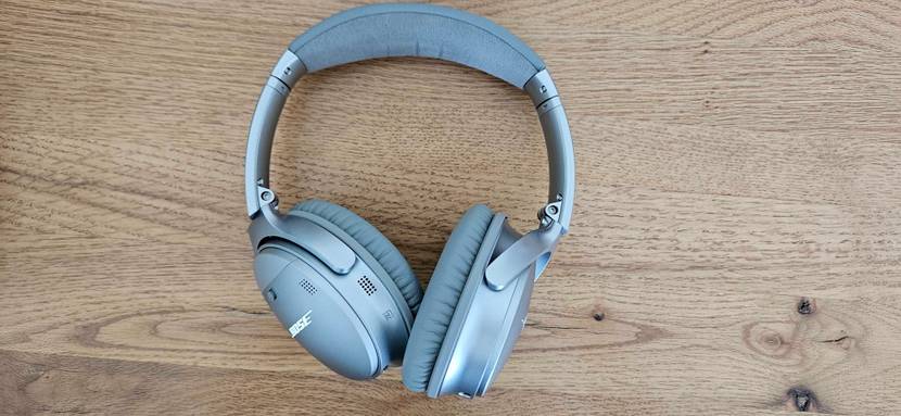 Ein getesteter Over-Ear Kopfhörer von oben auf einer Holzfläche.