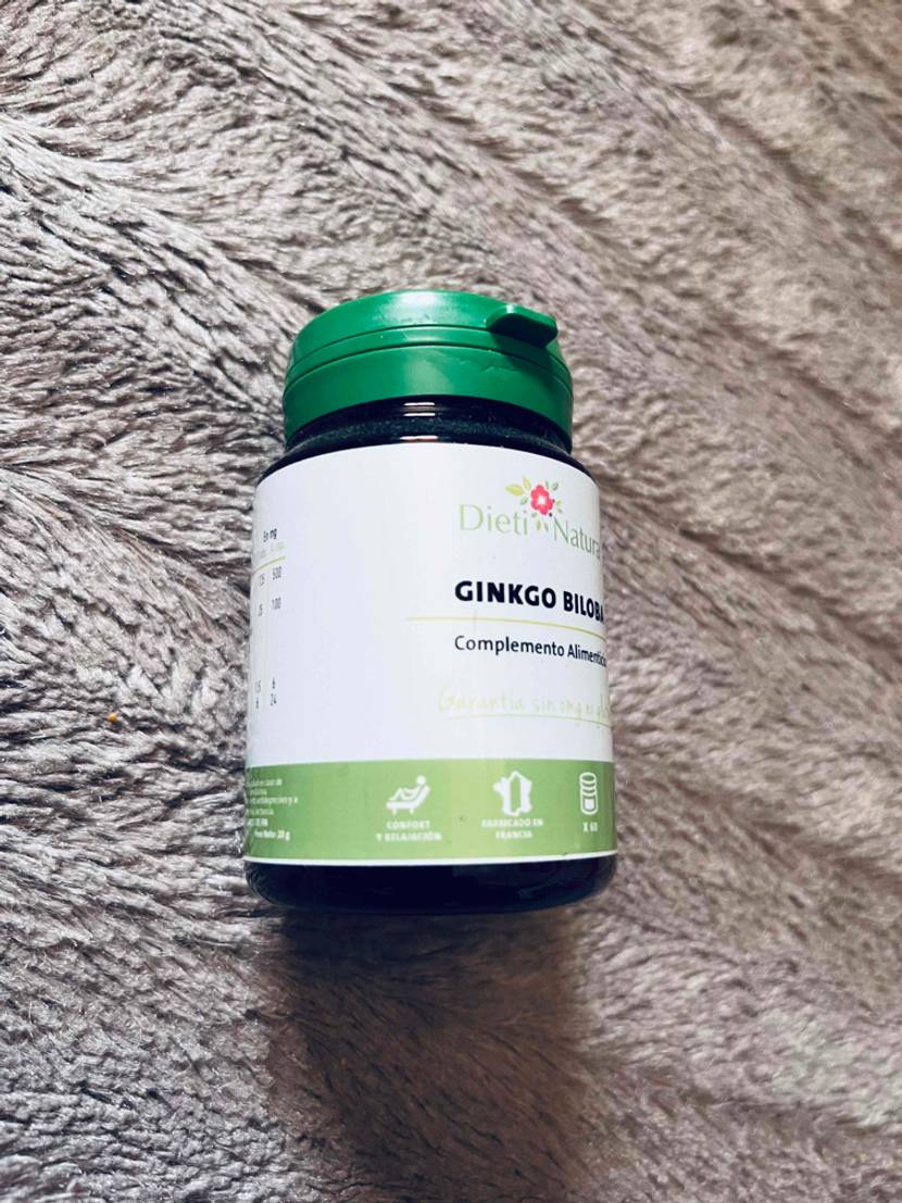 Auf einem Stoffuntergrund liegt eine Dose Ginkgo-Tabletten.