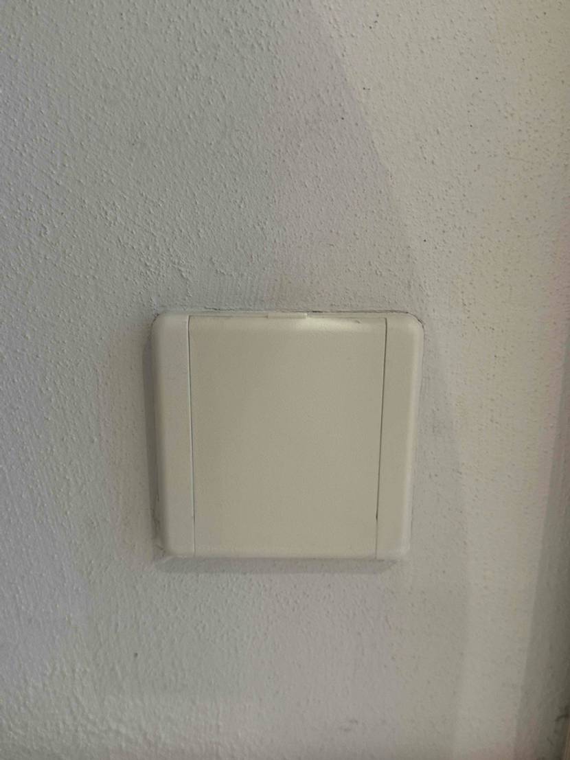 Nahaufnahme der Dose eines getesteten Zentralstaubsaugers in der Wand.