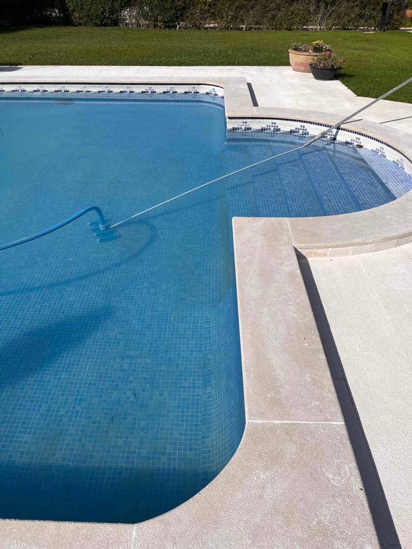 Im Test: Detailaufnahme Stufen in den Gartenpool.