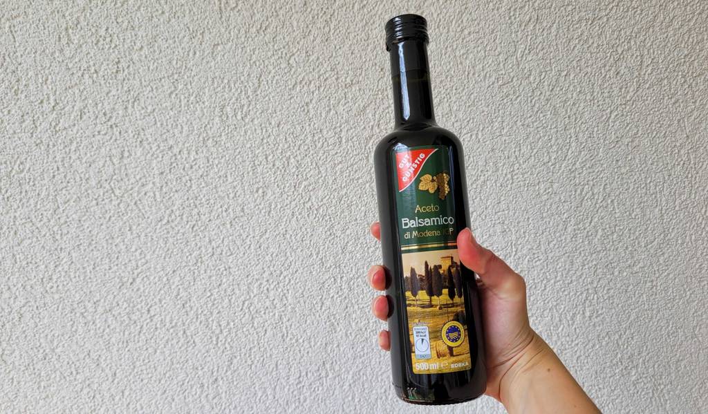 Balsamico-Essig in der Hand
