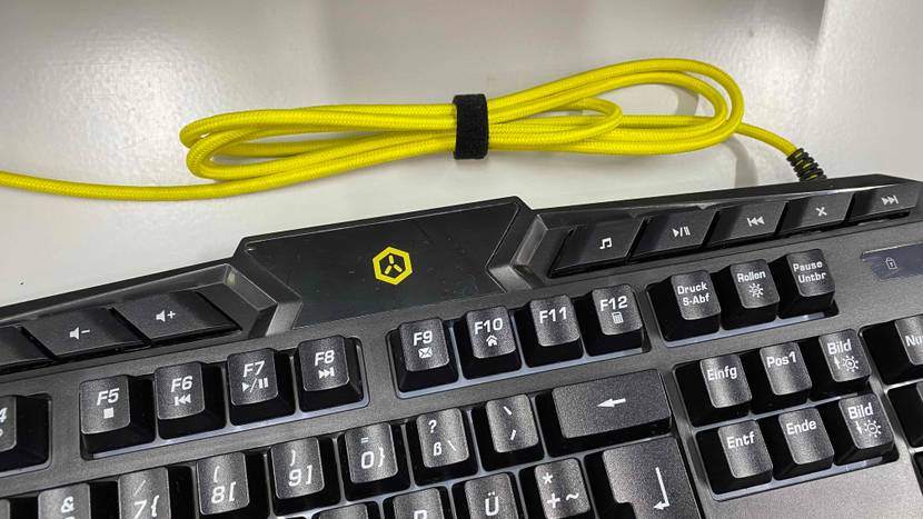 Gaming-Tastatur im Test: Gelbes Kabel zusammengebunden neben der Gaming-Tastatur