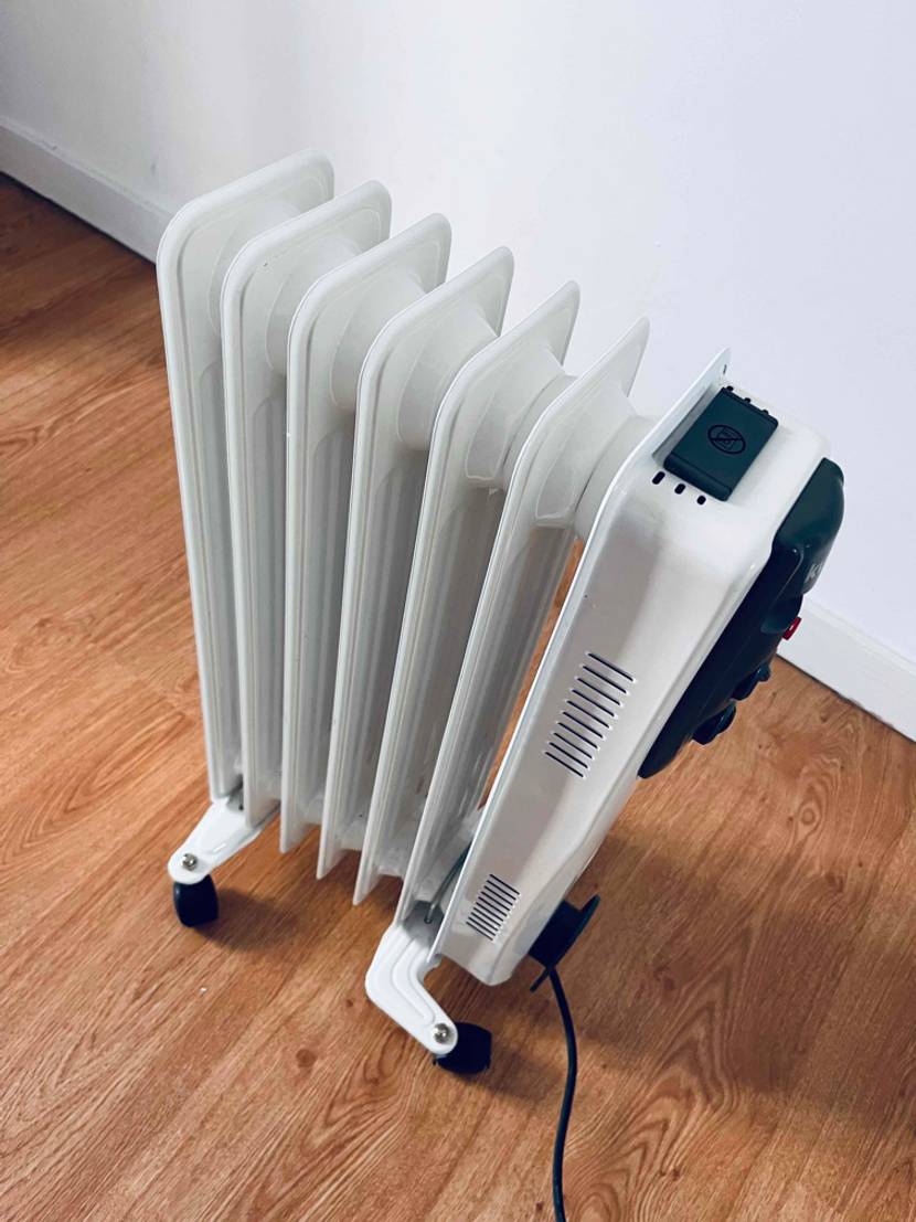 Elektroheizung im Test: Heizkörper von schräg oben auf Holzboden