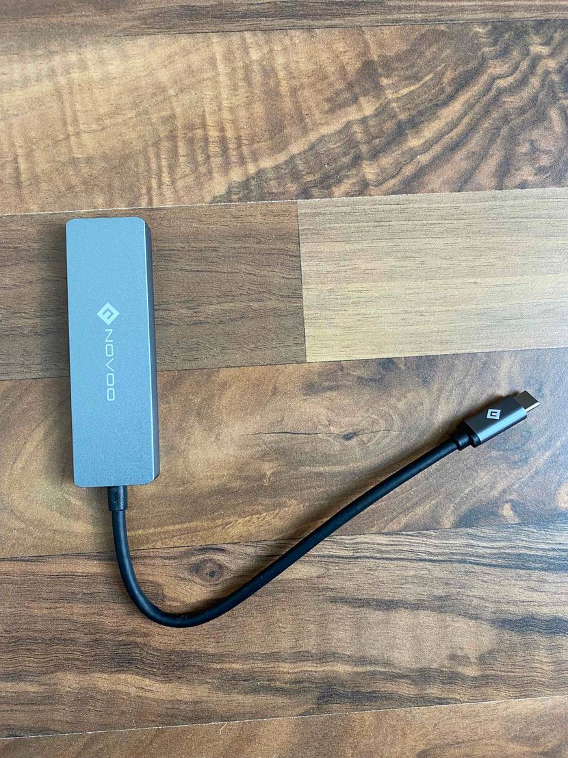 USB-C-Hub im Test: Gerät liegt auf einer Holzfläche