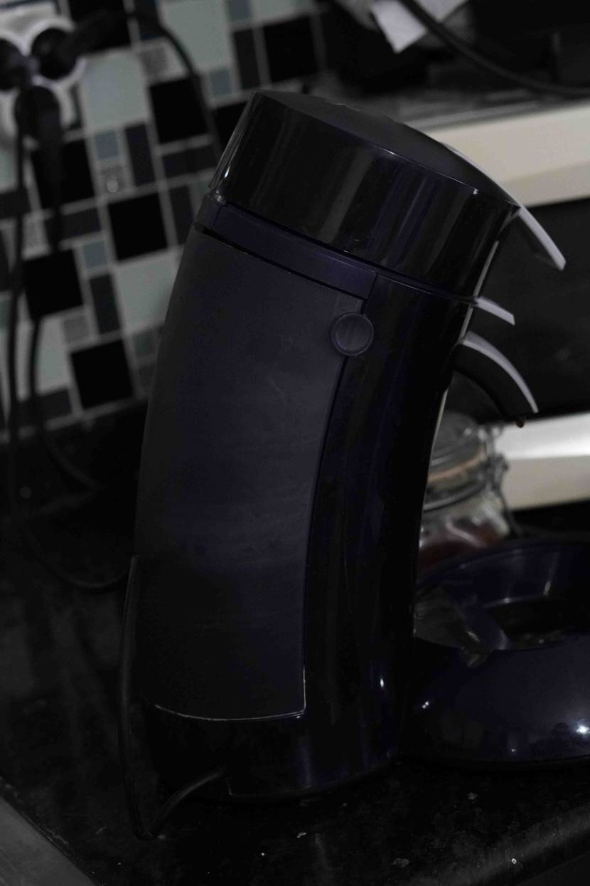 Im Test: Auf einer Arbeitspaltte steht eine Kaffeepadmaschine