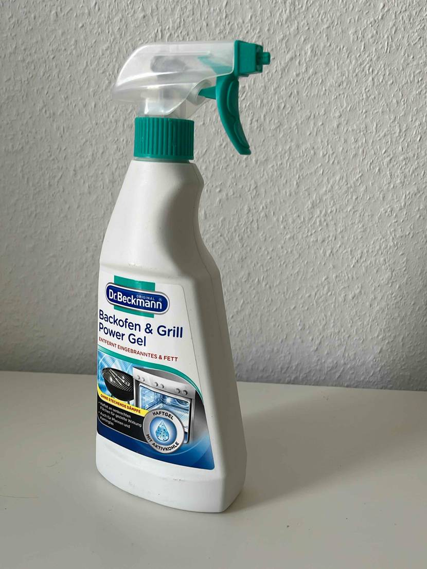 Im Test: Vor einer hellen Wand steht leicht schräg eine Flasche Grillreiniger.