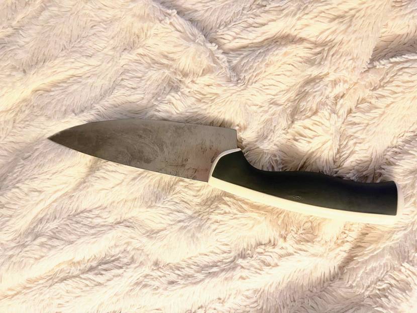 Küchenmesser getestet: Ein Messer liegt auf einem hellen Stoff