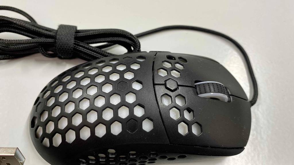 Gaming-Maus liegt auf einer weißen Fläche