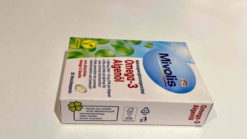 Getestete Algenöl-Verpackung liegt auf einer weißen Fläche