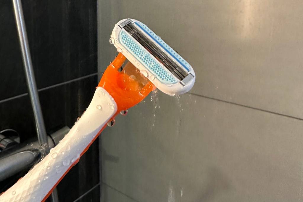 Damenrasierer nass unter der Dusche