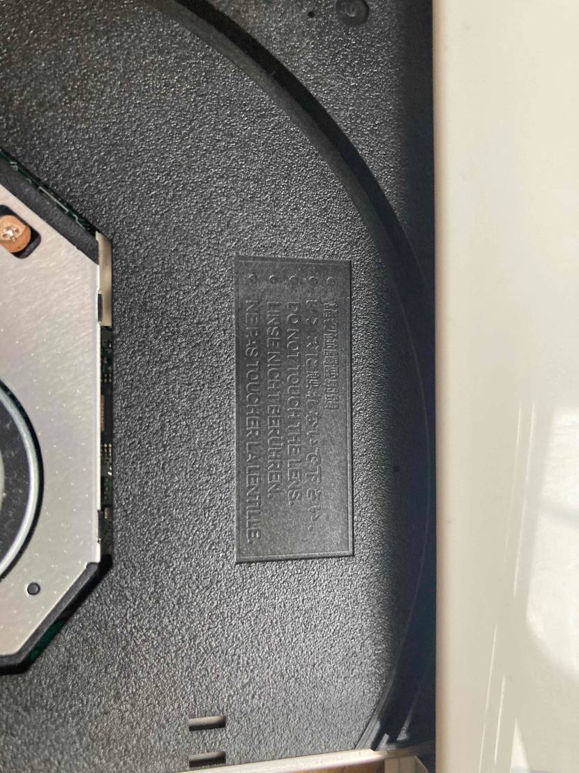 Im Test: Detailaufnahme der DVD-Lade eines externen DVD-Laufwerks.