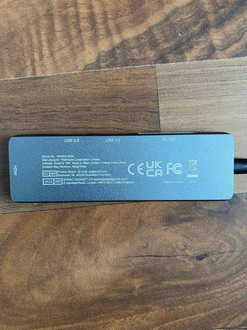 USB-C-Hub im Test: Gerät auf Holzboden mit Rückseite nach oben