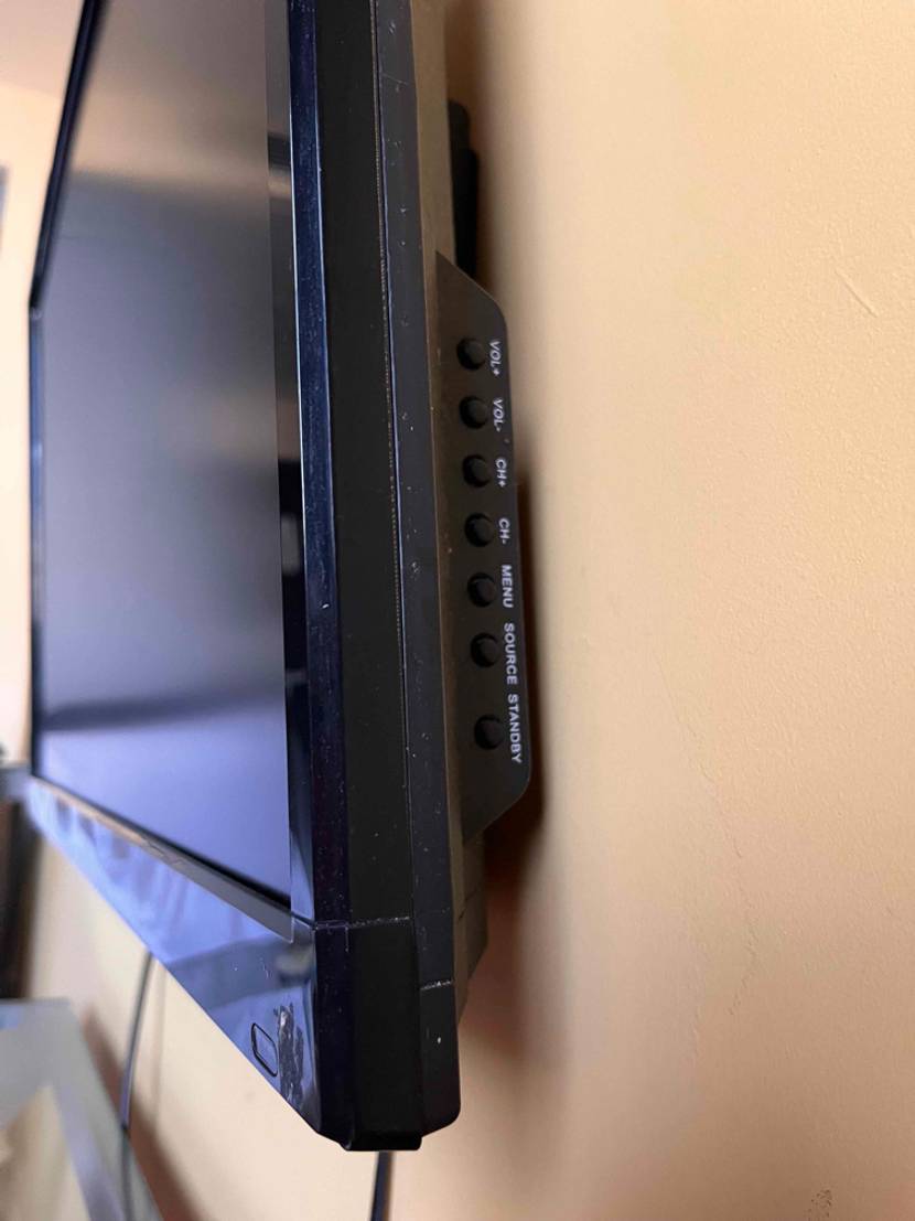 Verschiedene Einstellungen des getesteten Fernsehers der Marke Blaupunkt