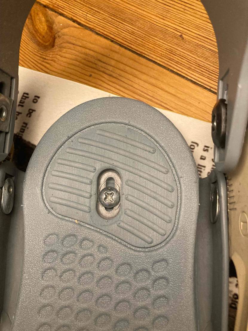 Im Test: Detailaufnahme der Bindung eines Snowboards.
