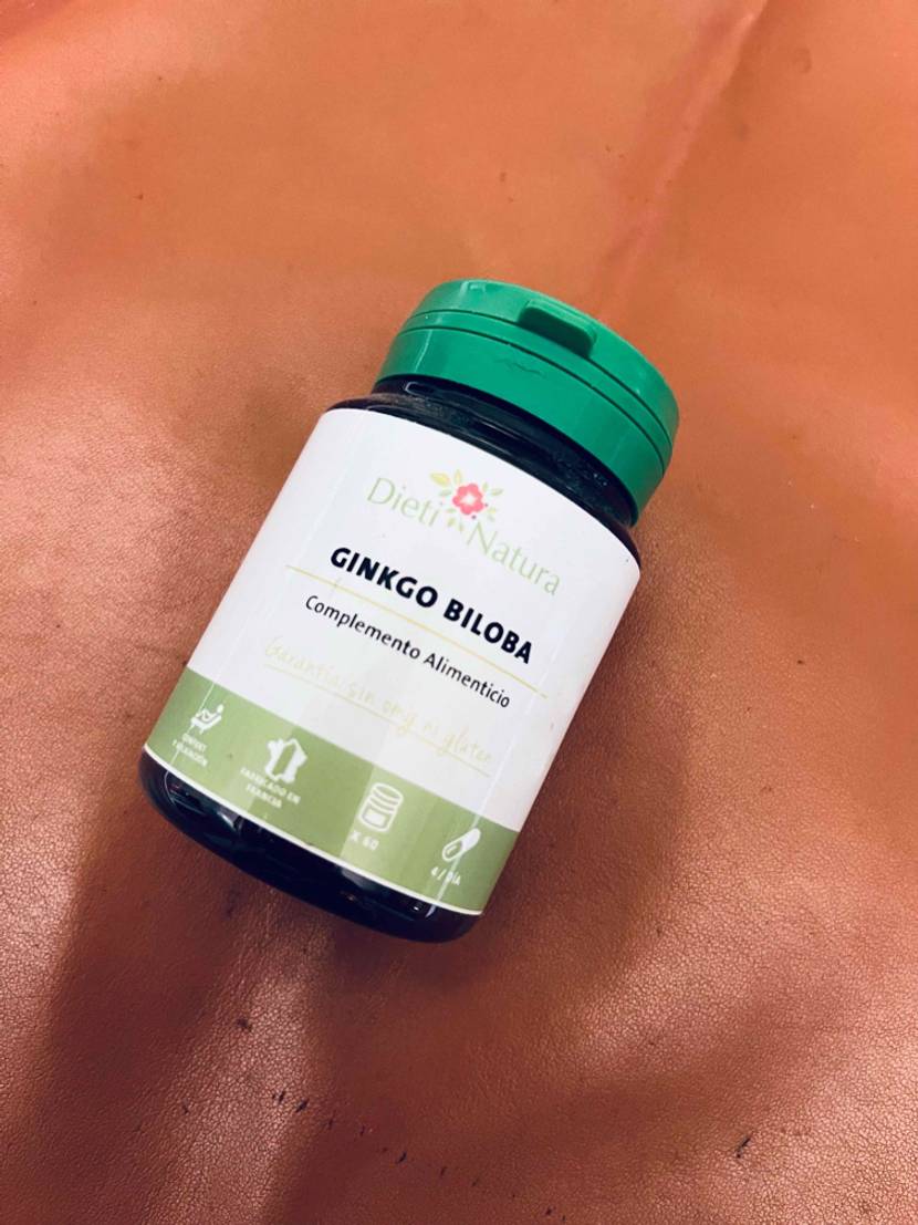 Ginkgo-Tabletten getestet: Eine Dose liegt auf einer orangenen Fläche.