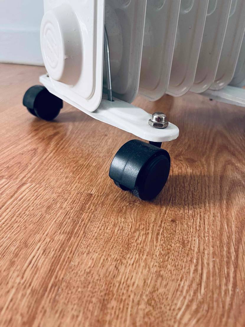Elektroheizung im Test: Rollen eines Heizkörpers in Nahaufnahme