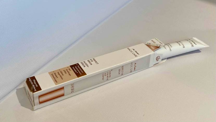 Im Test: Aus seiner Verpackung schaut eine Tube Augenserum hervor.