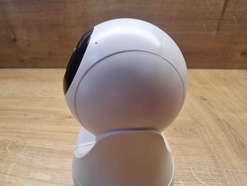 Babyphone-mit-Kamera getestet: weißes Babyphone von der Seite auf einer Holzfläche stehend.