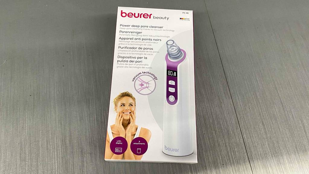 Verpackung vom getesteten Porensauger liegt auf dem Boden.