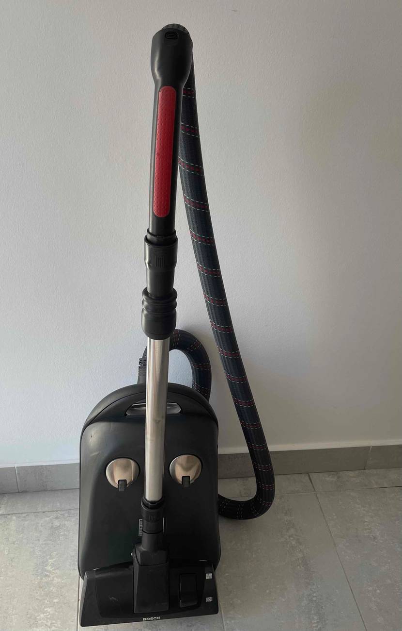 Staubsauger mit Beutel im Test: Ein Sauger mit Rückseite nach Vorne vor einer hellen Wand