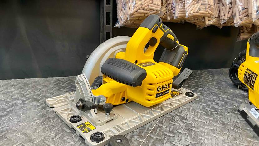 Getestete Akku-Handkreissäge von Dewalt steht auf einer Metallplatte.