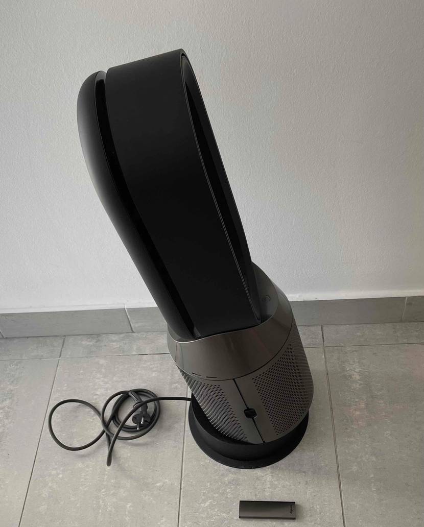 Seitenansicht von schräg oben eines nach hinten geneigten, getesteten Dyson-Ventilators.