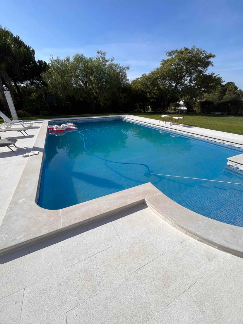 Ein getesteter Gartenpool von der Einstiegsseite aus.