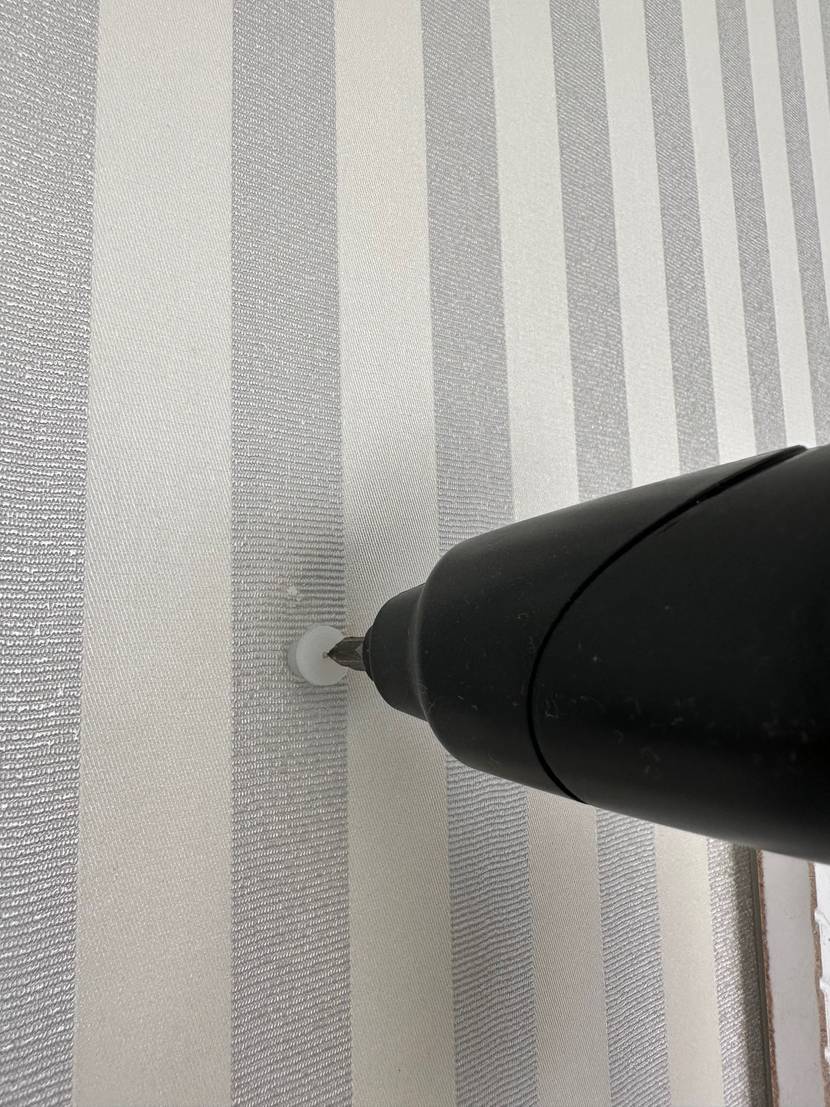 Getestete Bohrmaschine in der Nutzung an einer Wand
