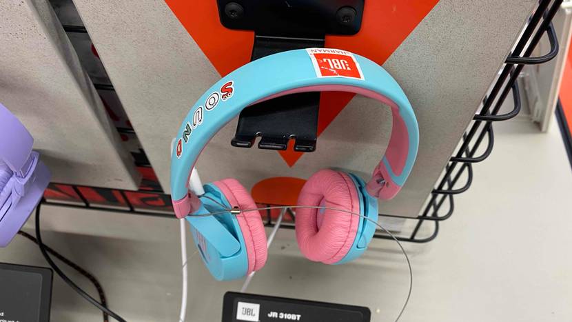 Ein getesteter Bluetooth-Kopfhörer für Kinder hängt in einem Regal am Hacken.