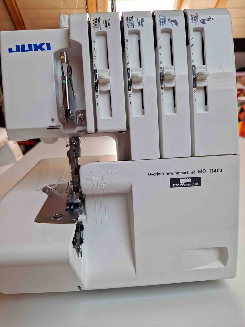 Getestete Overlock-Nähmaschine mit verschiedenen Einstellungen
