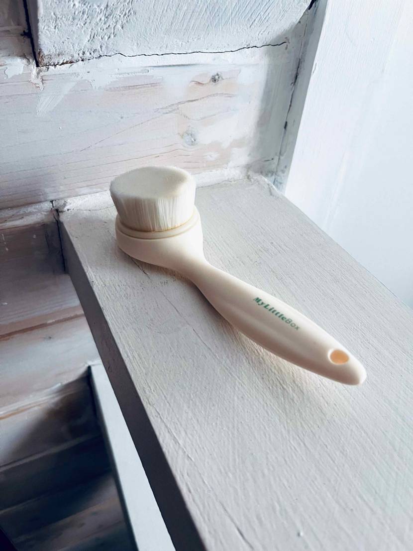 Gestichtsreinigungsbürste getestet: Eine Bürste liegt auf einem weißen Holzbalken