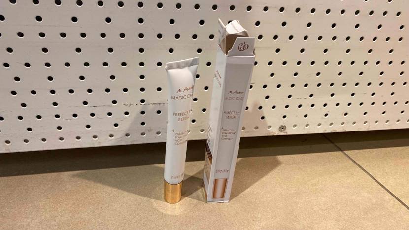 Augenserum getestet: Eine Tube steht neben ihrer Verpackung vor einer hellen Wand.