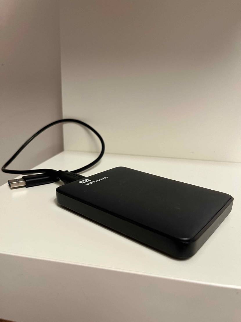 Externe-Festplatte-1tb im Test: Eine Festplatte liegt auf einer hellen Oberfläche