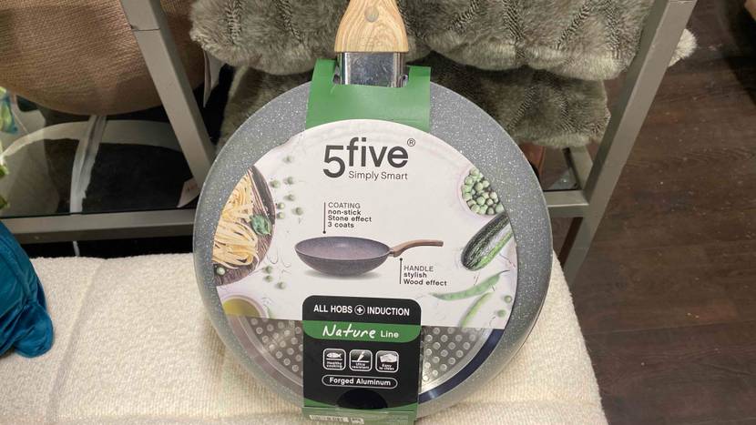 Pfanne getestet: Boden des Produktes in Nahaufnahme auf einer hellen Fläche.