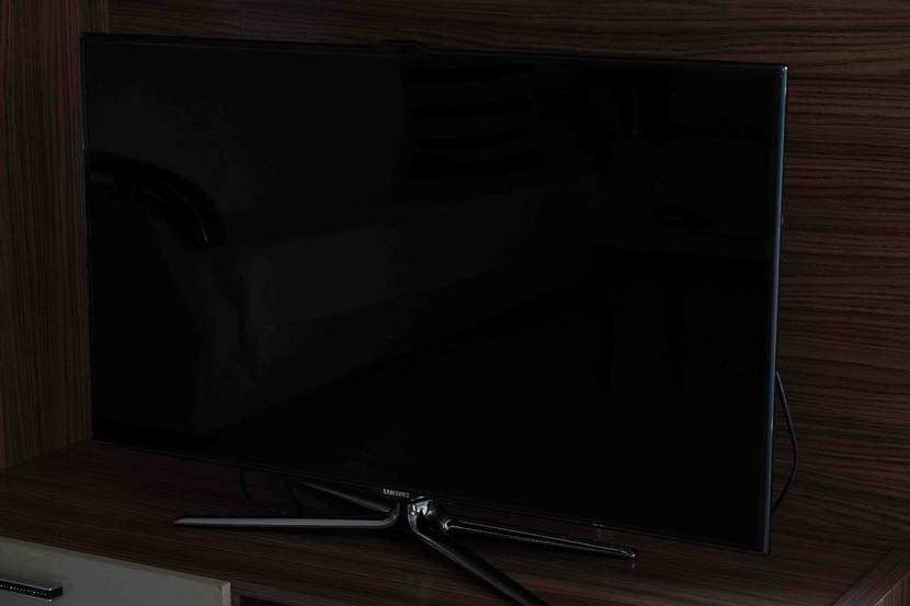 Samsung-Fernseher im Test: Vollaufnahme vom Samsung-Fernseher auf einem braunen Holztisch