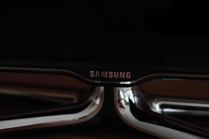 Samsung-Fernseher im Test mit Nahaufnahme vom Logo
