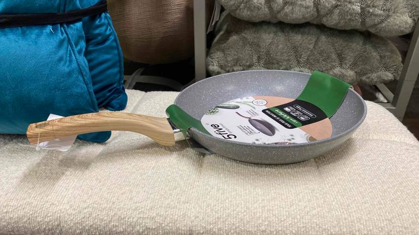 Im Test: Eine Pfanne steht auf einer hellen Stoffoberfläche.