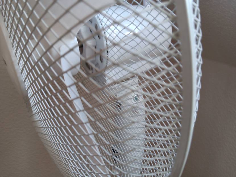 Standventilator im Test: Detailaufnahme des Gitters vom Ventilator
