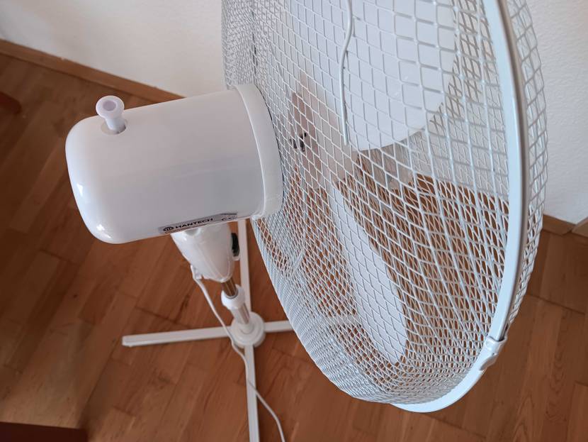 Getesteter Standventilator steht auf einem Holzboden