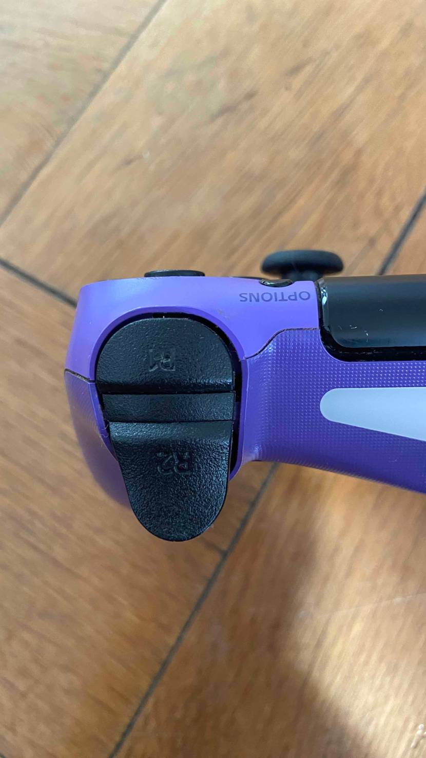 PS4-Controller getestet: Nahaufnahme der oberen Bedienelemente.