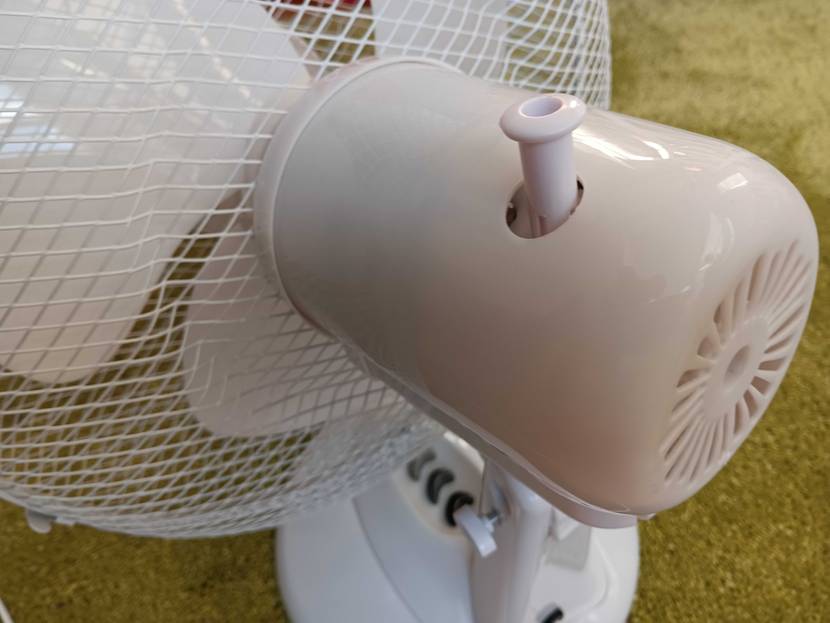 Tischventilator im Test: Ventilator steht auf einer grünen Oberfläche
