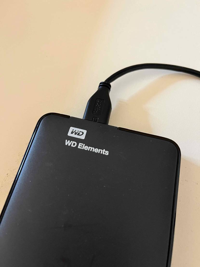 Externe-Festplatte-1tb im Test: Nahaufnahme Kabelanschluss an einer Festplatte