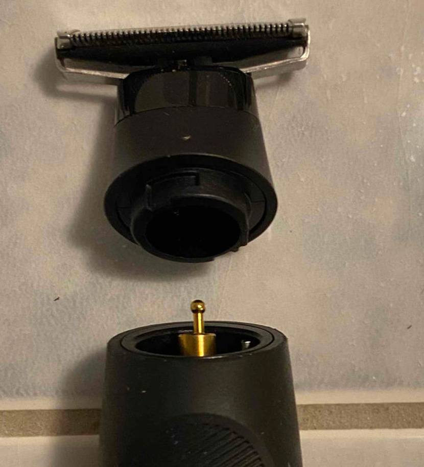 Kopf des Braun-Rasierer ohne Klinge und Klinge ein paar Zentimeter weiter oben liegend.
