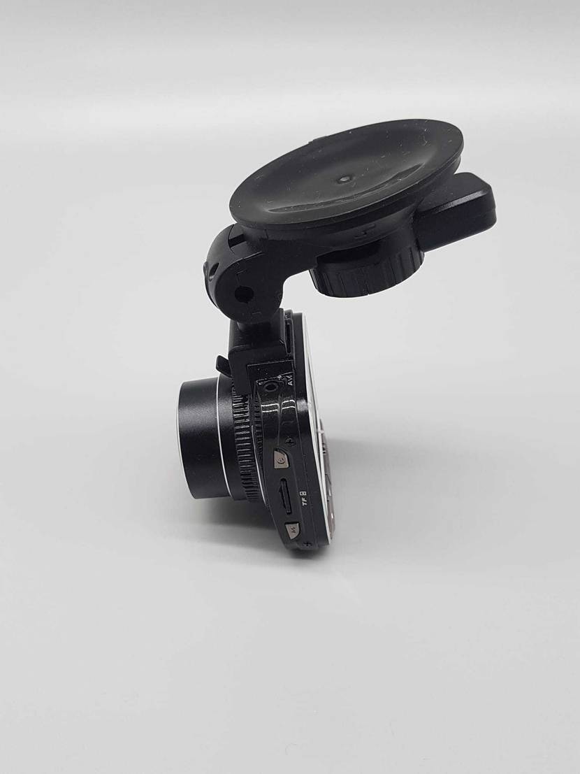 Eine getestete Dashcam von der Seite ersichtlich.
