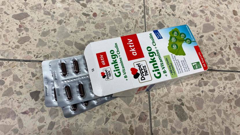 Zwei Blister der getesteten Ginkgo-Tabletten liegen auf einem Boden