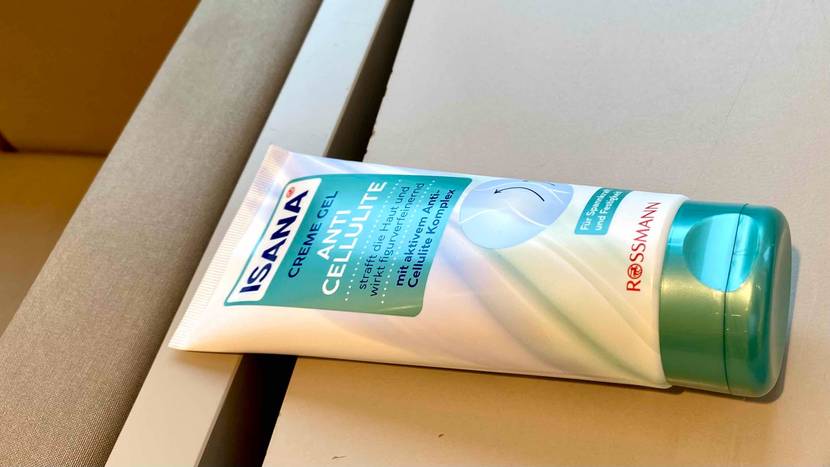 Cellulite-Creme-Test: eine liegende Tube Cellulite-Creme der Marke Isana.