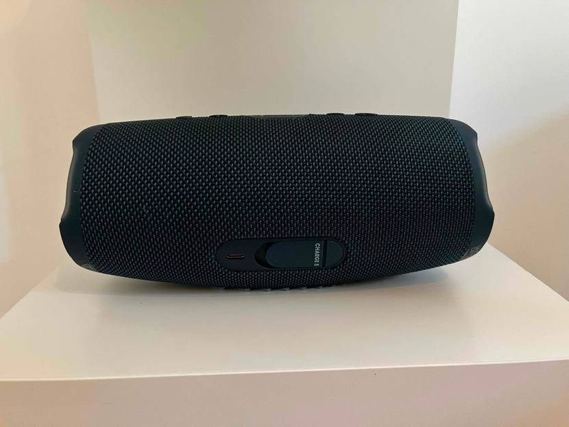 Bluetooth-Lautsprecher im Test: Ein Bluetooth-Lautsprecher liegt in einem hellen Regal